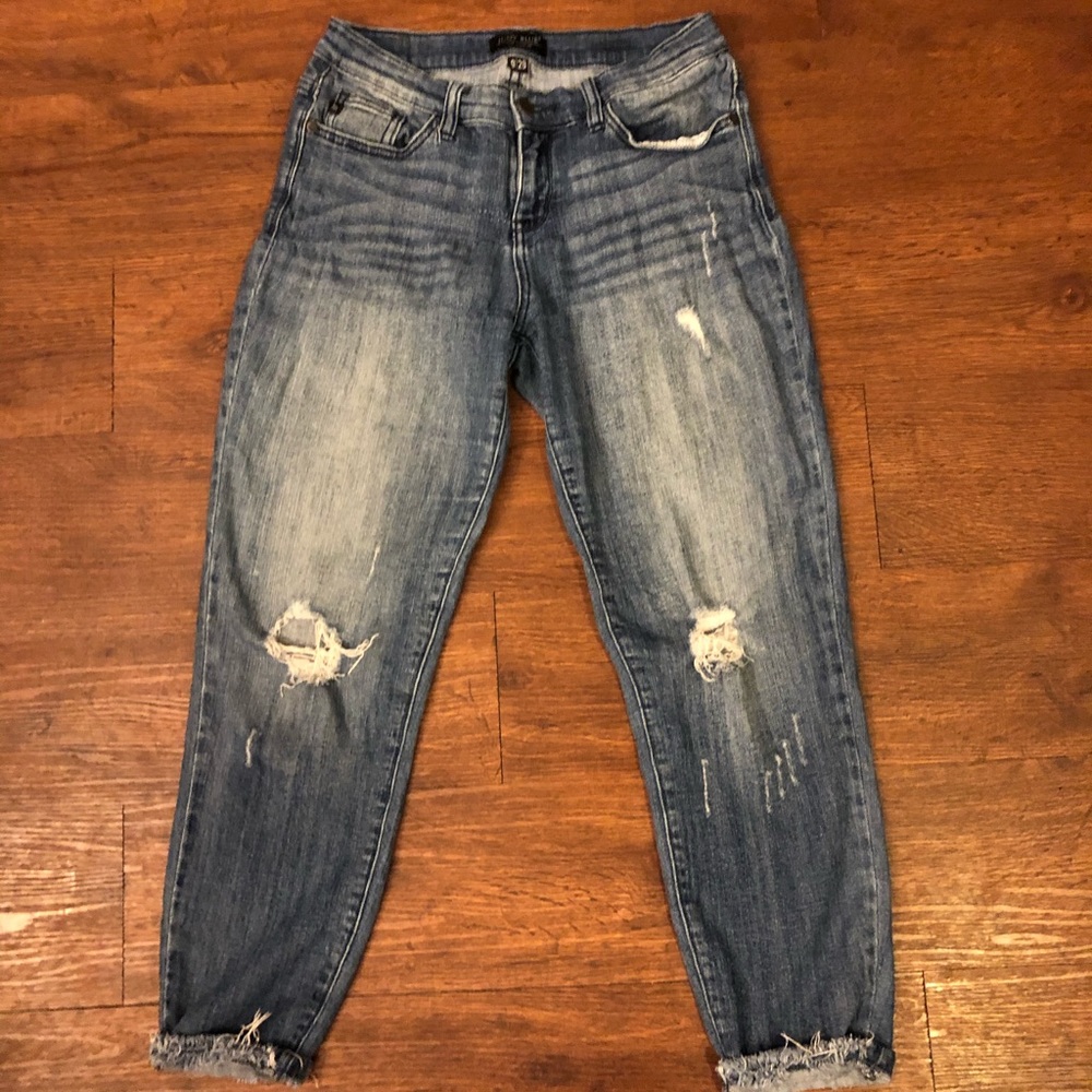 Distressed cropped jeans. Vintage look.